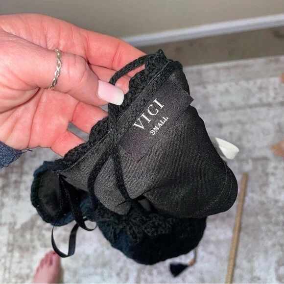 Vici IVIE CROCHET HALTER CROP TOP - BLACK in EUC cropped SZ SM 70's Boho SZ SM - Picture 9 of 12